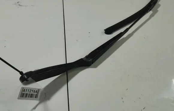 Volkswagen Polo IV 9N3 Front wiper blade arm 