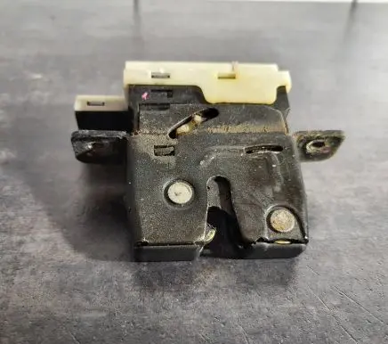 Nissan Micra Tailgate/trunk/boot lock/catch/latch 90502