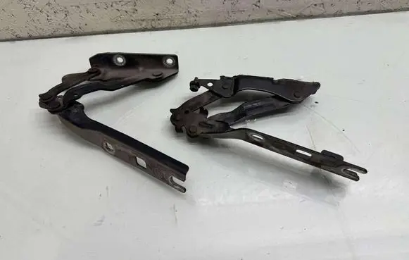 Engine bonnet/hood hinges