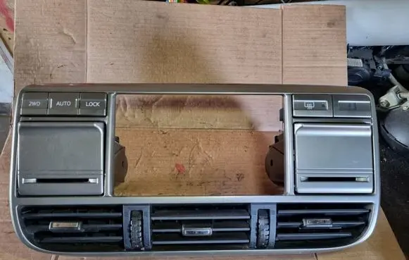 Nissan X-Trail T30 Dash center air vent grill 687508H900
