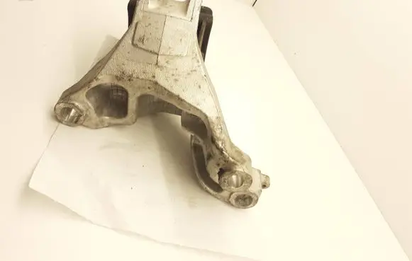 Honda FR-V Engine mount bracket