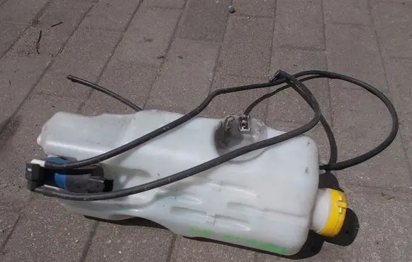 Renault Twingo III Windshield washer fluid reservoir/tank