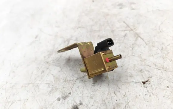 Audi A4 S4 B5 8D Vacuum valve 437906283A