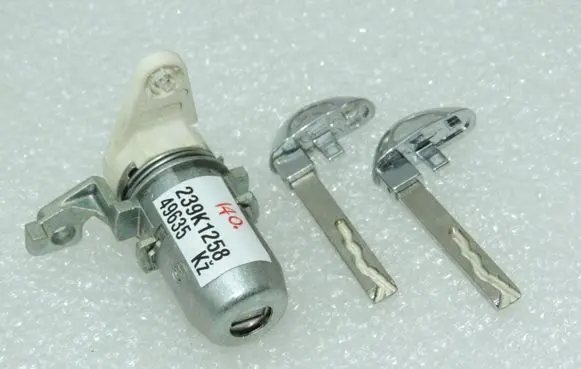Opel Insignia B Front door lock (next to the handle)