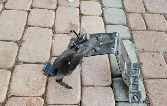 Opel Corsa F Battery bracket 9834920180