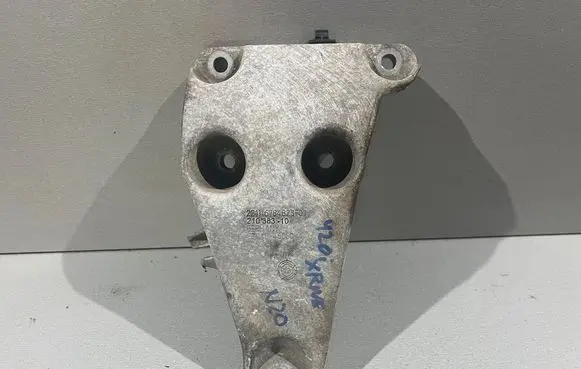 BMW 4 F32 F33 Engine mounting bracket 6784823 21038310