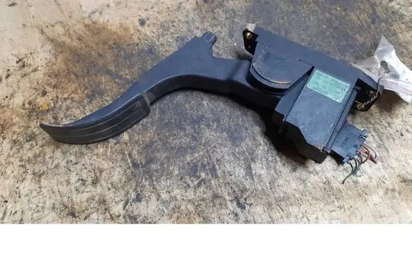 Volkswagen Polo III 6N 6N2 6NF Accelerator pedal position sensor