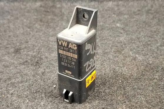 Volkswagen Tiguan Glow plug pre-heat relay 038907281D 0522120504