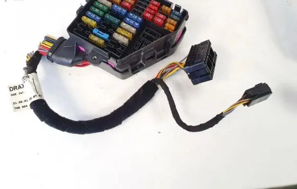Volkswagen PASSAT B5.5 Fuse box set 3641090