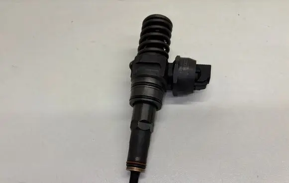 Volkswagen Golf IV Fuel injector 038130073AG