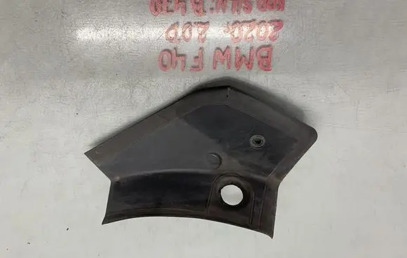 BMW 1 F40 Rear/tail light trim molding 7450665