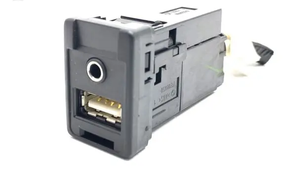 Toyota Yaris USB socket connector 
