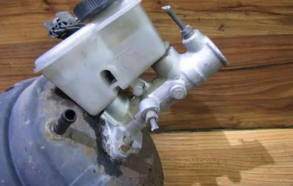 Mazda 323 F Master brake cylinder