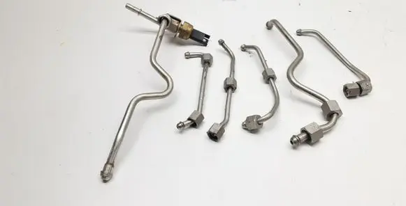 BMW 1 E81 E87 Fuel injector supply line/pipe 7547883 4561986