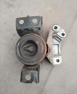 Nissan Pulsar Engine mount bracket