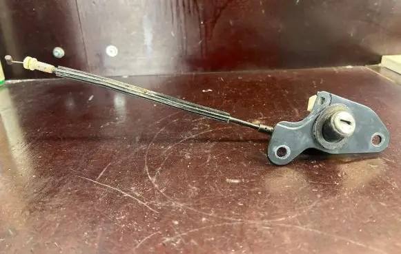 Volkswagen Jetta V Tailgate exterior lock 1T0827573