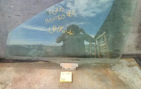 Ford Mondeo MK I Front door window glass four-door 8746564