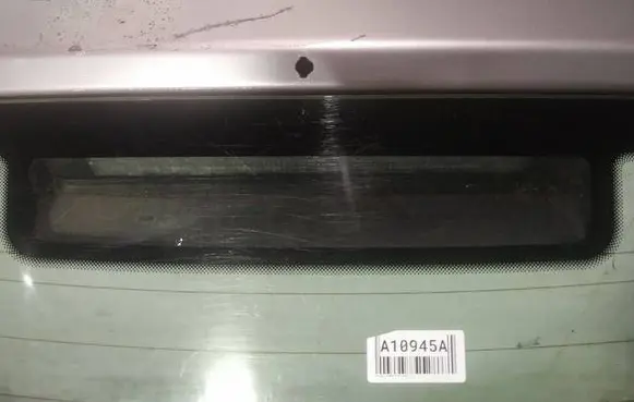 Nissan Almera Tino Third/center stoplight 