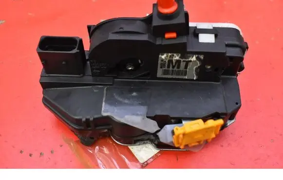Opel Mokka Rear door lock 