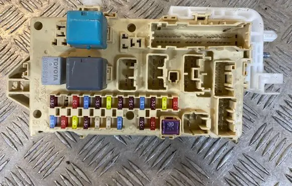 Toyota Corolla Verso AR10 Fuse module 892210F010 4191824205 07051116000701