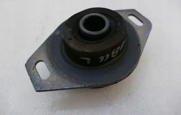 Peugeot 308 Engine mount bracket