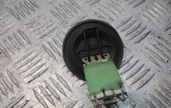 Volkswagen Polo IV 9N3 Heater blower fan relay 