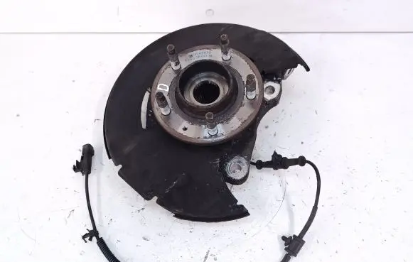 Opel Zafira C Front wheel hub 13583479