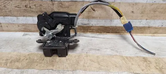 Toyota Corolla Verso AR10 Tailgate/trunk/boot lock/catch/latch
