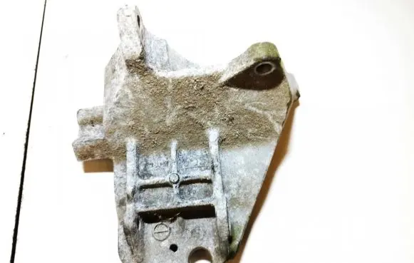 Subaru Legacy Engine mounting bracket
