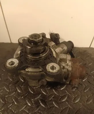 Volvo XC70 Fuel injection high pressure pump 31272896 100910 0445010618