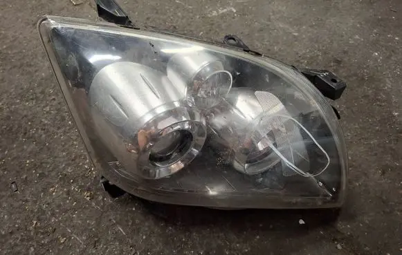 Toyota Avensis T250 Headlight/headlamp 35108