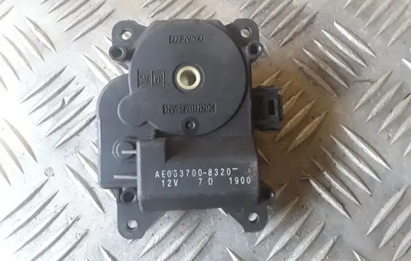 Toyota RAV 4 (XA20) Air flap motor/actuator AE0637008320