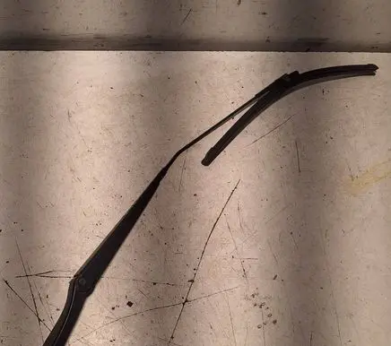 Front wiper blade arm