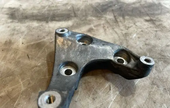 Engine mounting bracket