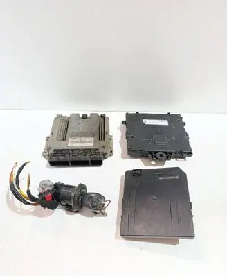 Opel Movano B Engine ECU kit and lock set 0281017977 237100899R 284B67653R