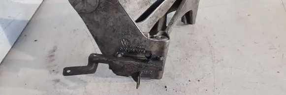 Volkswagen Touareg I Engine mounting bracket 070199307A