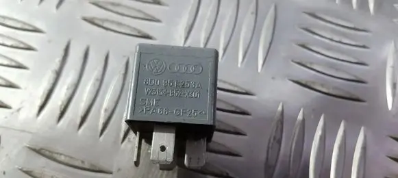 Volkswagen PASSAT B5.5 Other relay 8d0951253a v23134-b52-x301