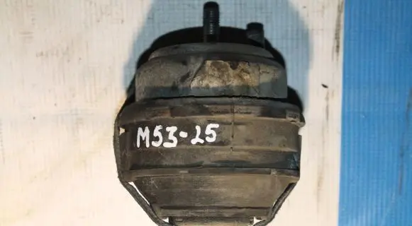 Volvo XC90 Engine mount bracket