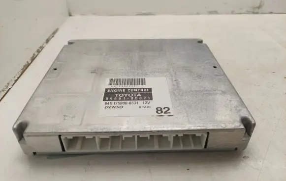 Toyota Avensis T250 Engine control unit/module 8966105821 MB1758008331