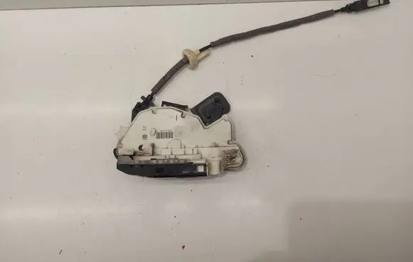 Volkswagen Golf VII Front door lock 5K1837015D