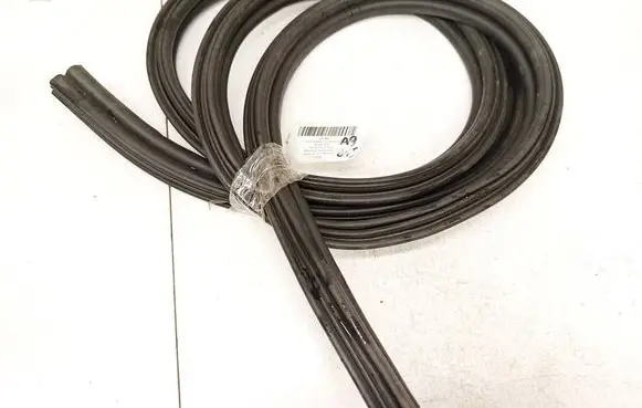 Volkswagen Jetta VI Trunk rubber seal (body) 5C6827705A