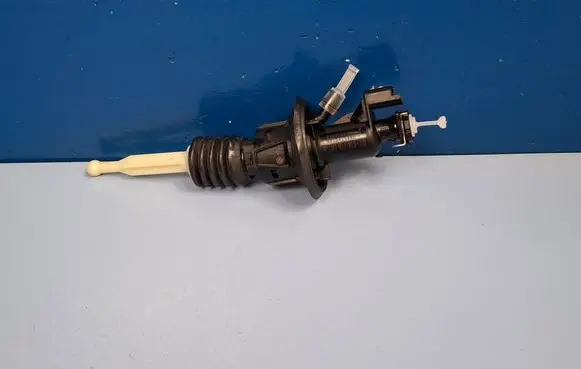 Peugeot 3008 II Clutch master cylinder 9809425480