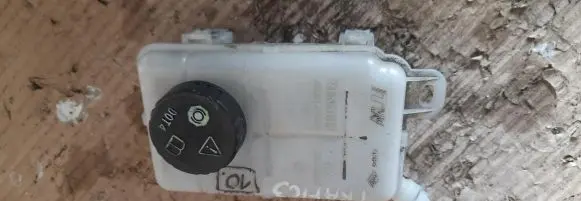 Brake fluid reservoir