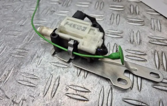 Fuel tank cap lock