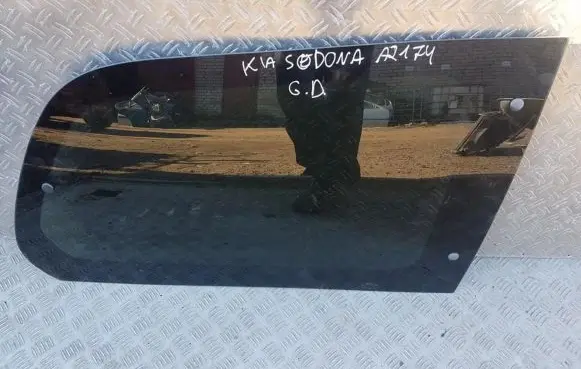 KIA Sedona Rear side window