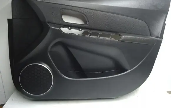 Chevrolet Cruze Front door card panel trim