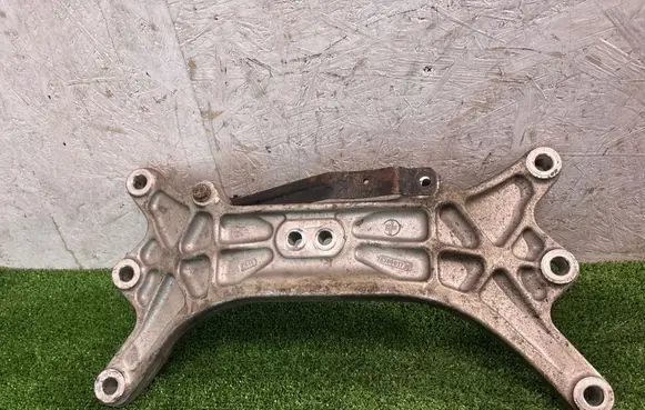 Maserati Ghibli Gearbox mounting bracket 670001738