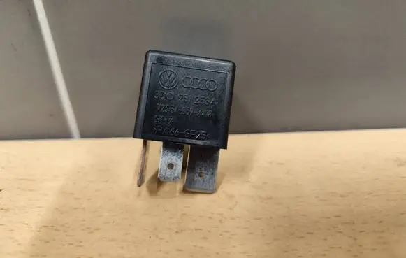 Volkswagen PASSAT B6 Other relay 3D0951253A V23134B59X418