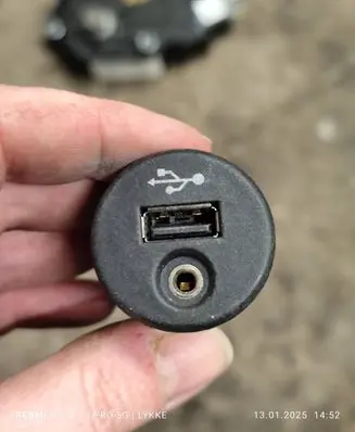 Nissan Qashqai USB socket connector PA6GF15