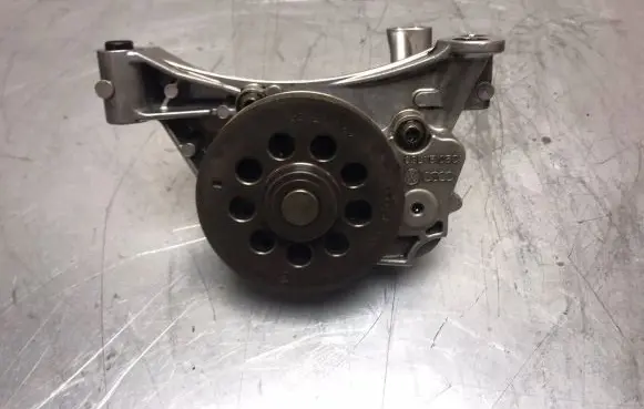 Volkswagen Golf VI Oil pump 03L115105C
